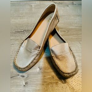 ❤️Pretty metallic CLARK’S loafers